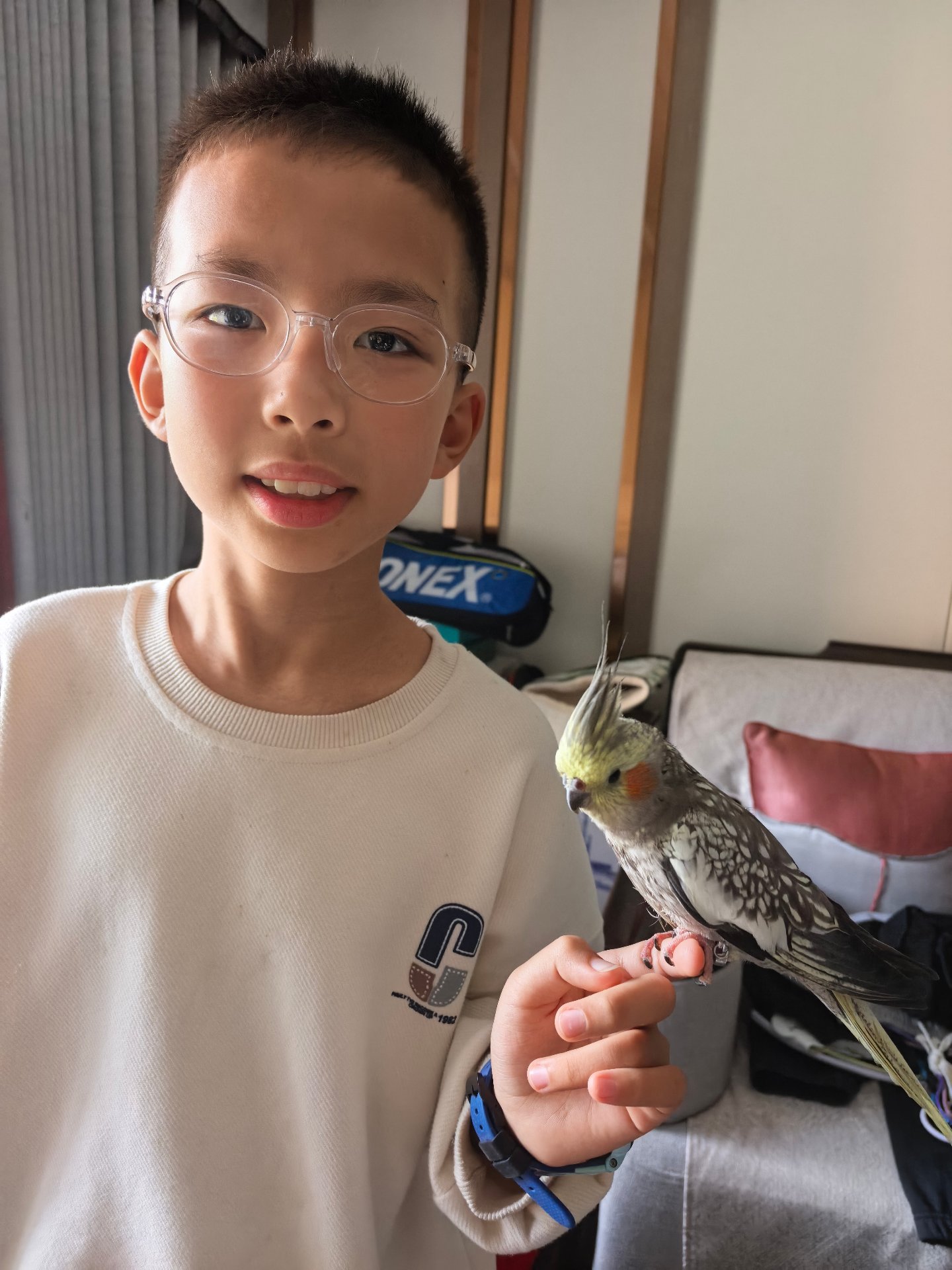 手拿鹦鹉的照片