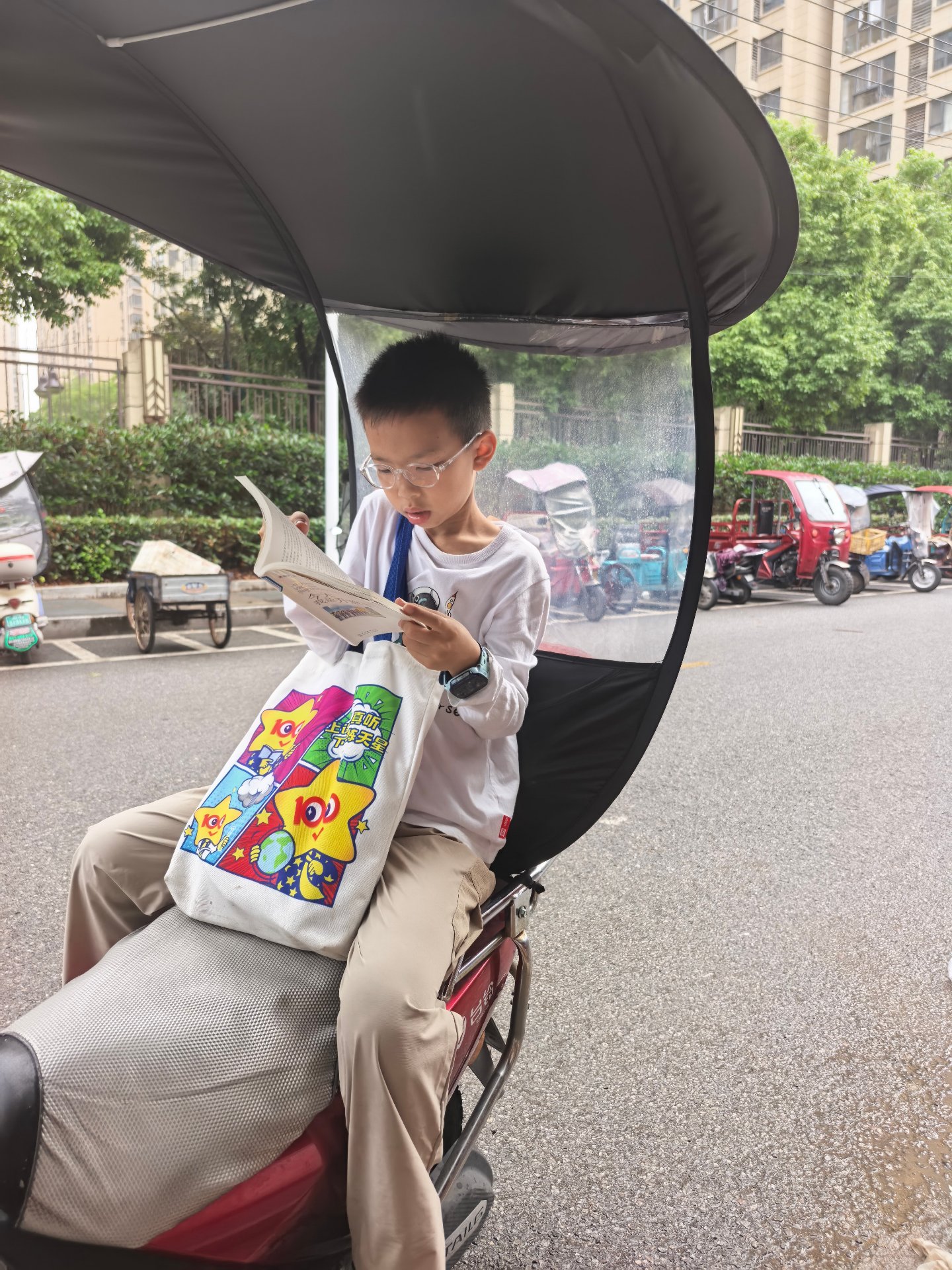 看书照片